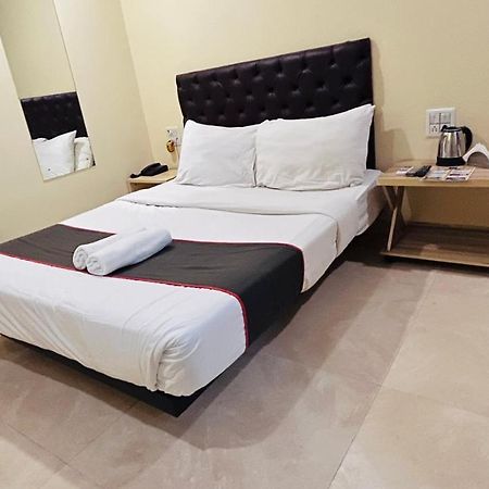 U Life Hotel Mumbai Exterior photo